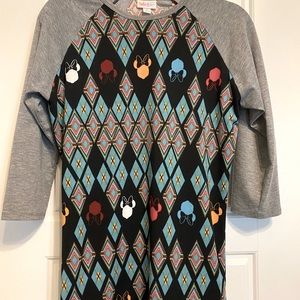 🧑‍🏫 gift! SALE! EUC Lularoe “Randy” baseball tee w/ Mickey Mouse print.